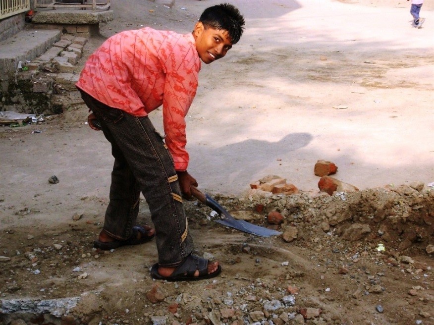 가사노동에 시달리는 파키스탄 아동들2.jpg