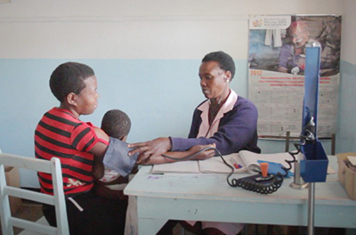 짐바브웨 시골 여성과 어린이를 위한 무상 치료.jpg