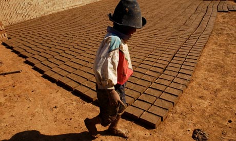 볼리비아의 아동 노동자들이 노동 착취를 근절시키기 위해 힘을 모았습니다..jpg