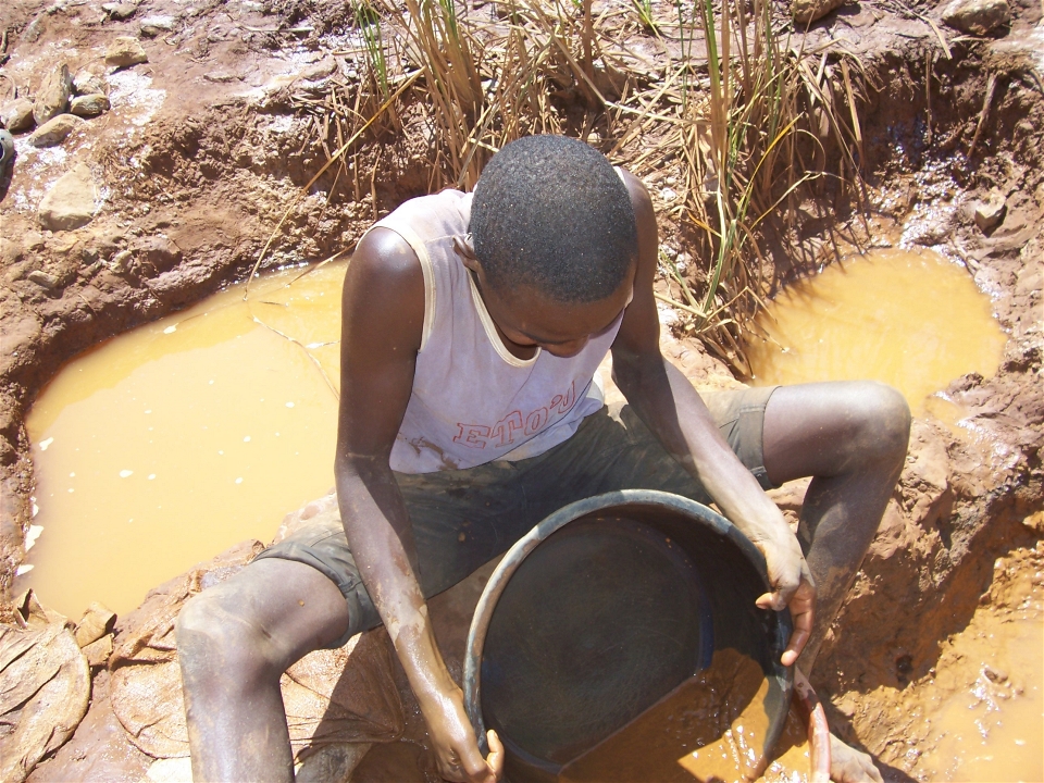 케냐의 아동노동 금광에서 일하는 아이들 1.jpg